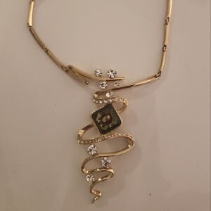 🌟NWOT Vintage Glam Gold  Pendant Style Necklace 🌟